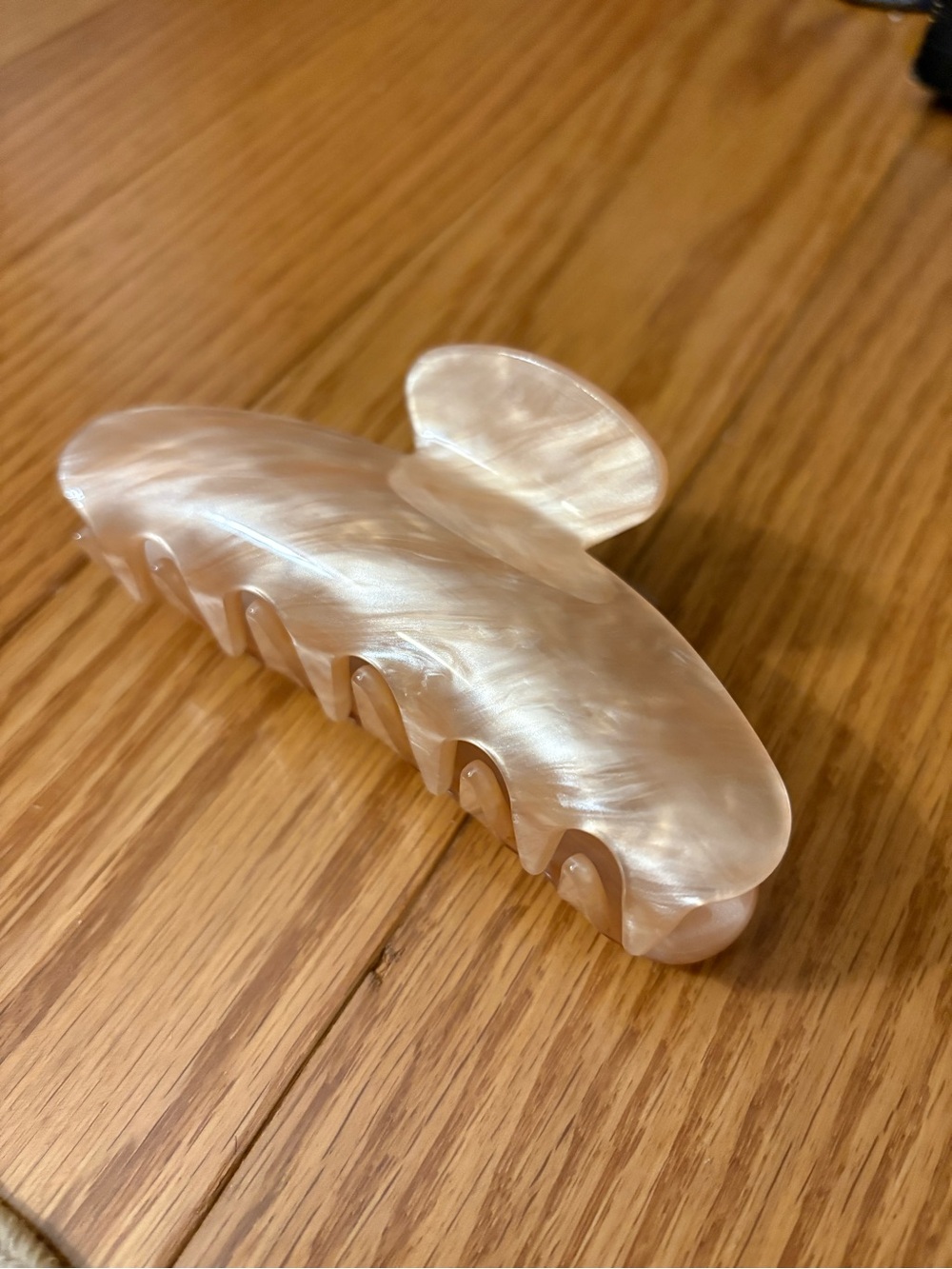 Pearly Iridescent Large Plastic Claw Clip - Picture 2 of 6